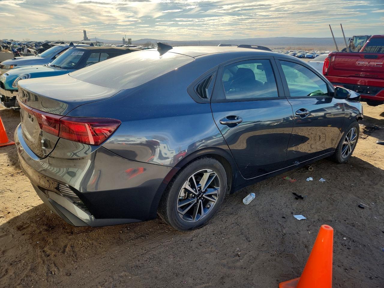 2023 KIA FORTE LX photo 3