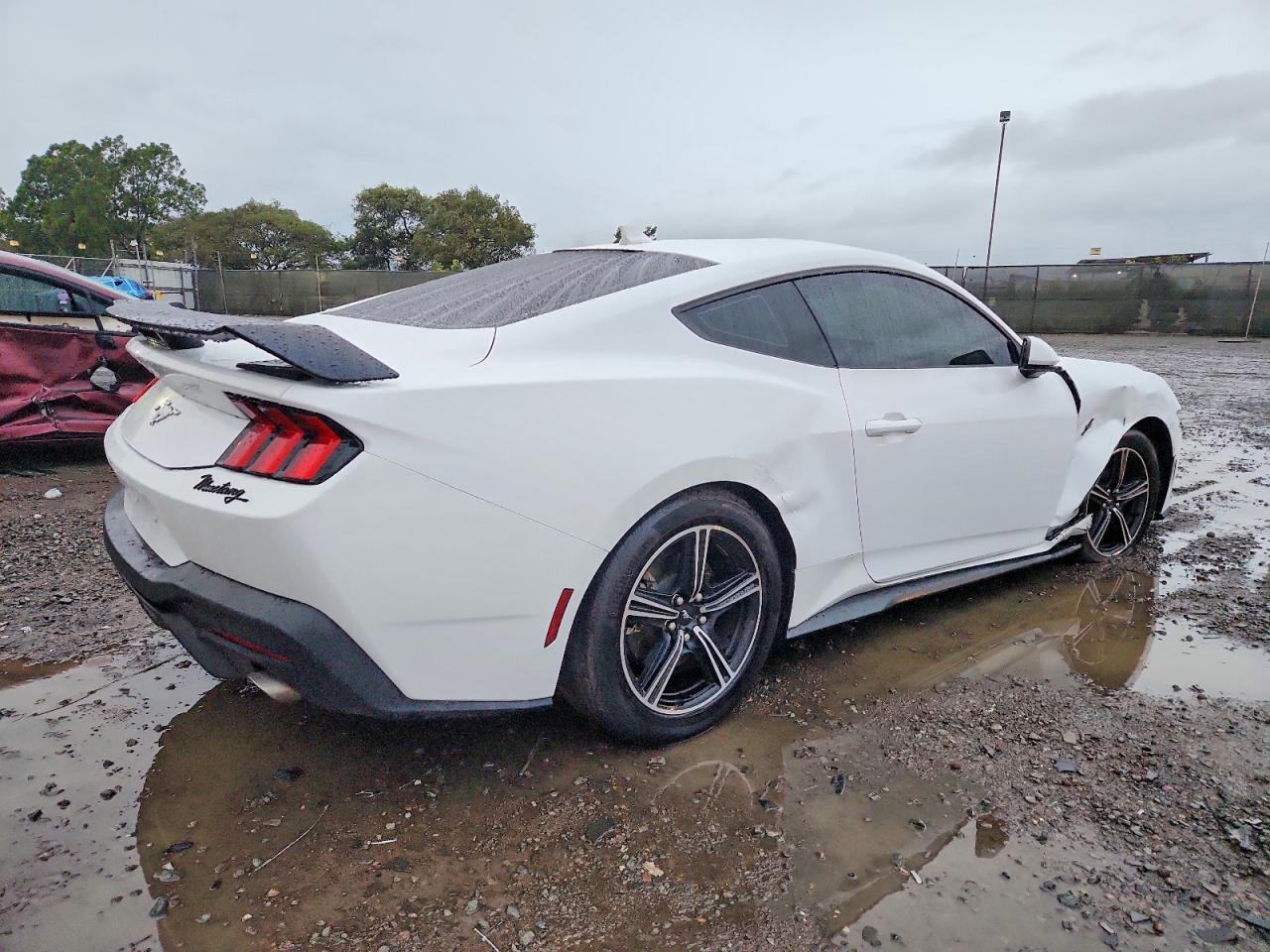2024 FORD MUSTANG photo 3