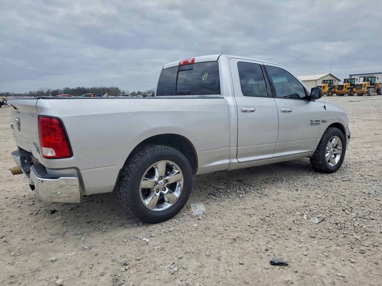 2016 RAM 1500 SLT photo 3