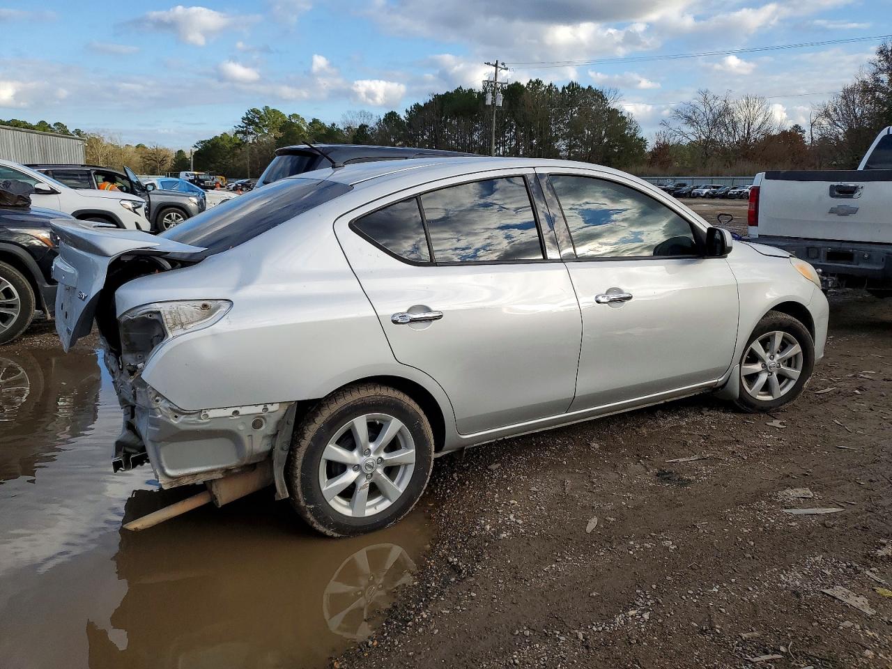 2014 NISSAN VERSA S photo 3