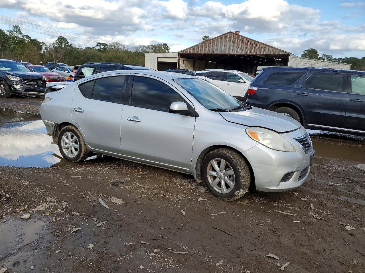 2014 NISSAN VERSA S photo 4