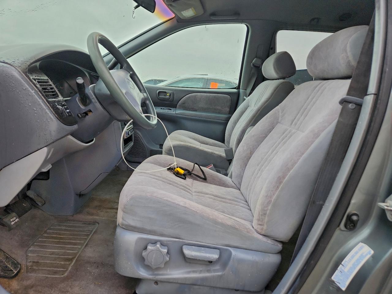 1998 TOYOTA SIENNA LE photo 13