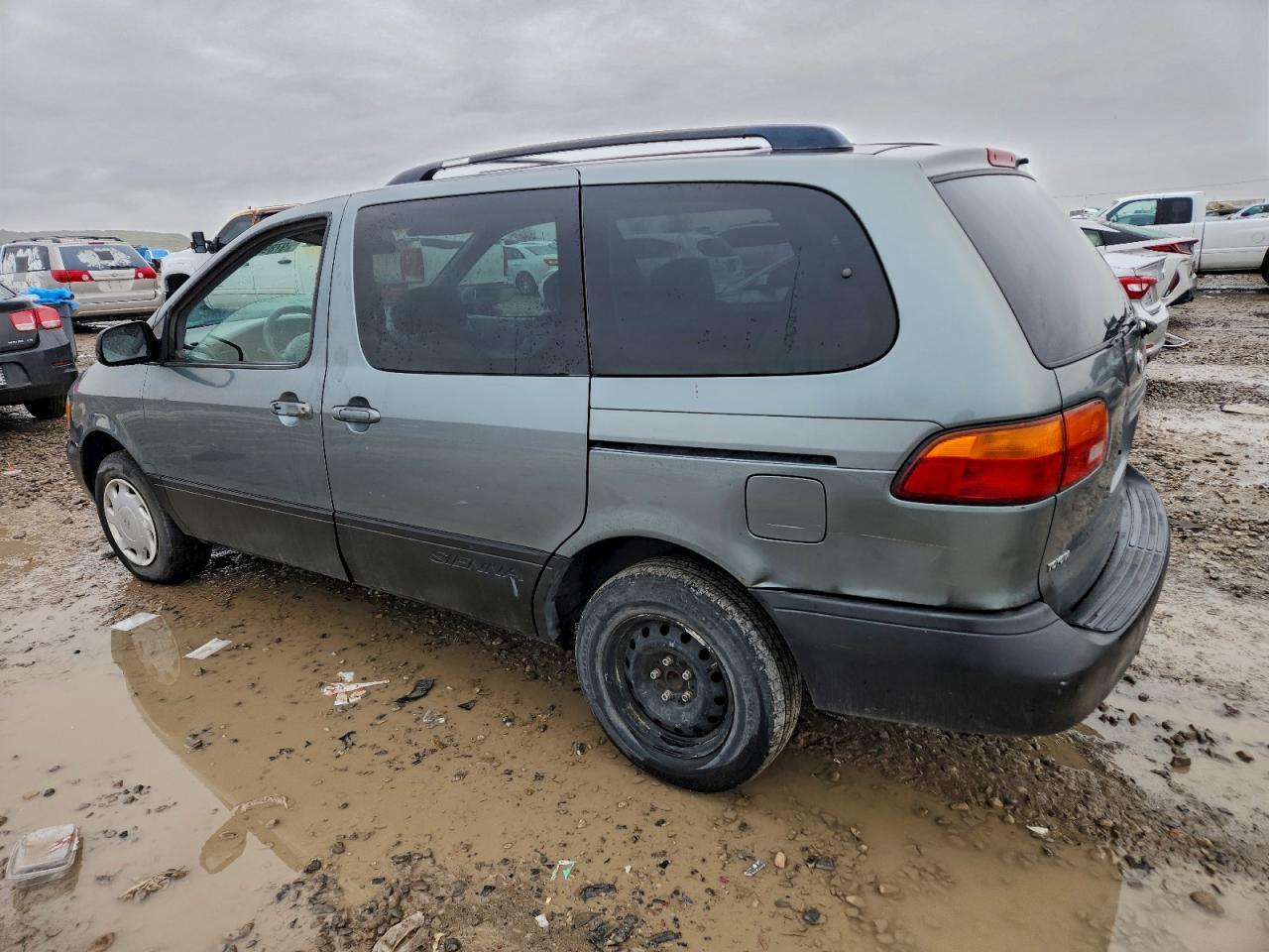 1998 TOYOTA SIENNA LE photo 3