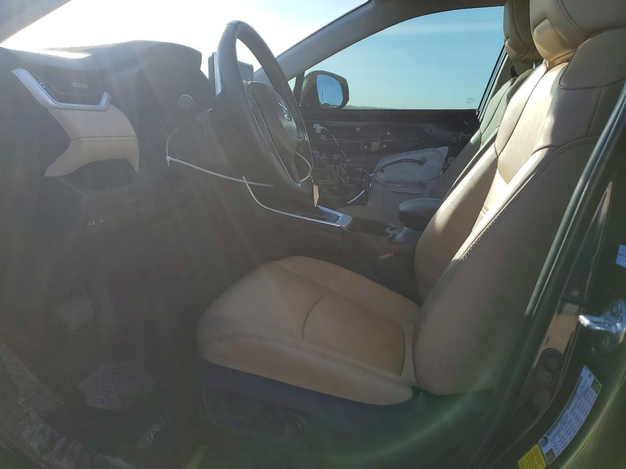 2025 TOYOTA RAV4 XLE PREMIUM photo 13