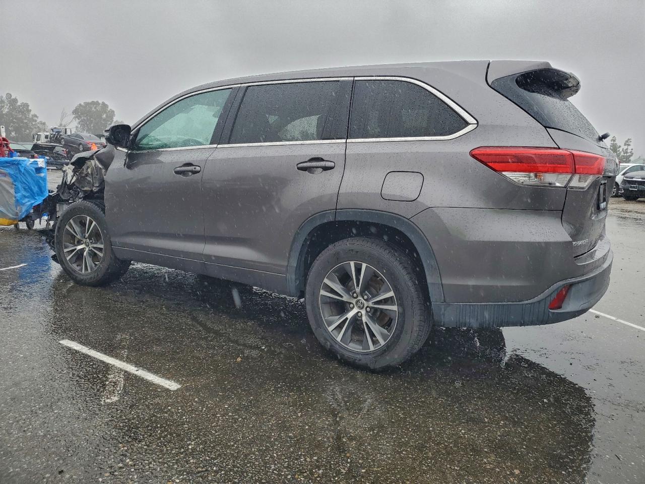 2017 TOYOTA HIGHLANDER LE photo 3
