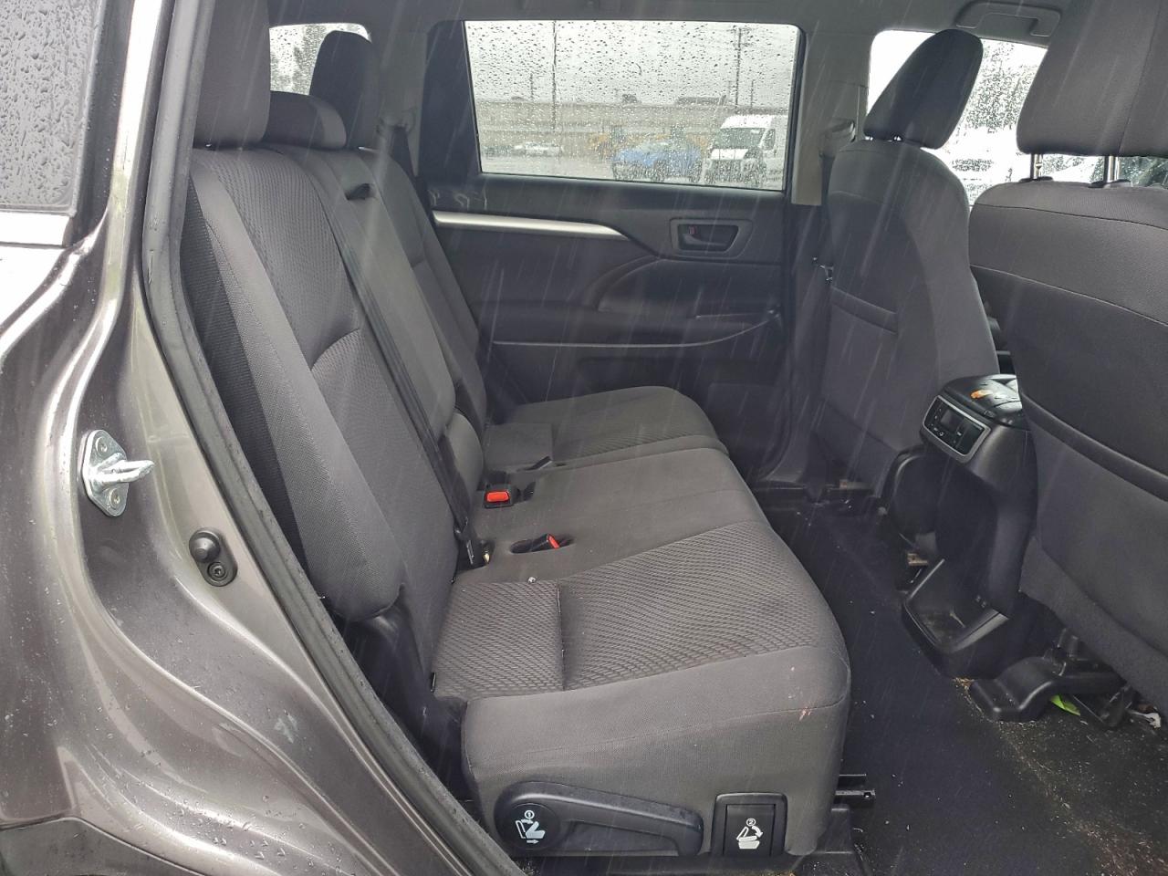 2017 TOYOTA HIGHLANDER LE photo 21