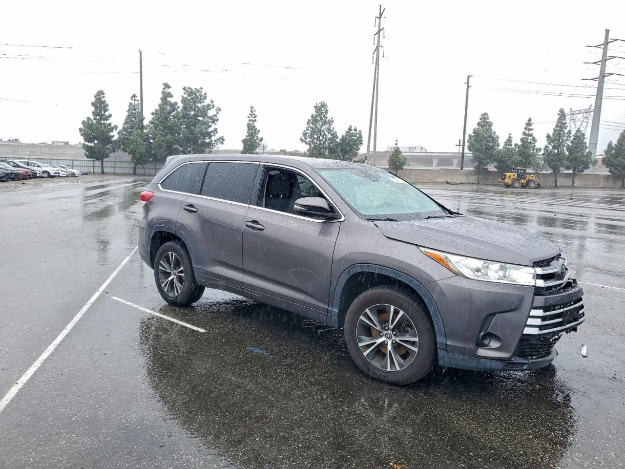 2017 TOYOTA HIGHLANDER LE photo 7