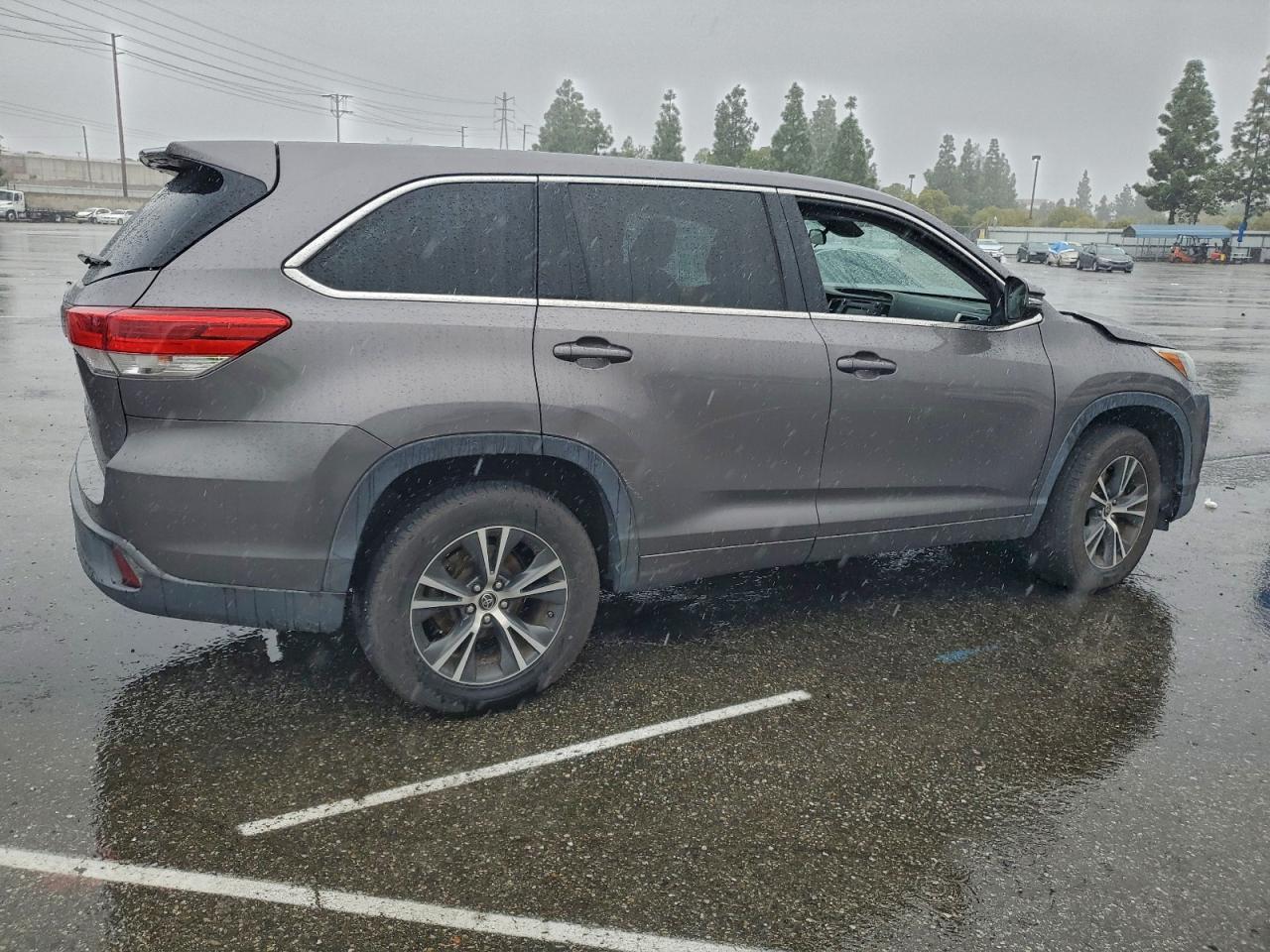 2017 TOYOTA HIGHLANDER LE photo 5