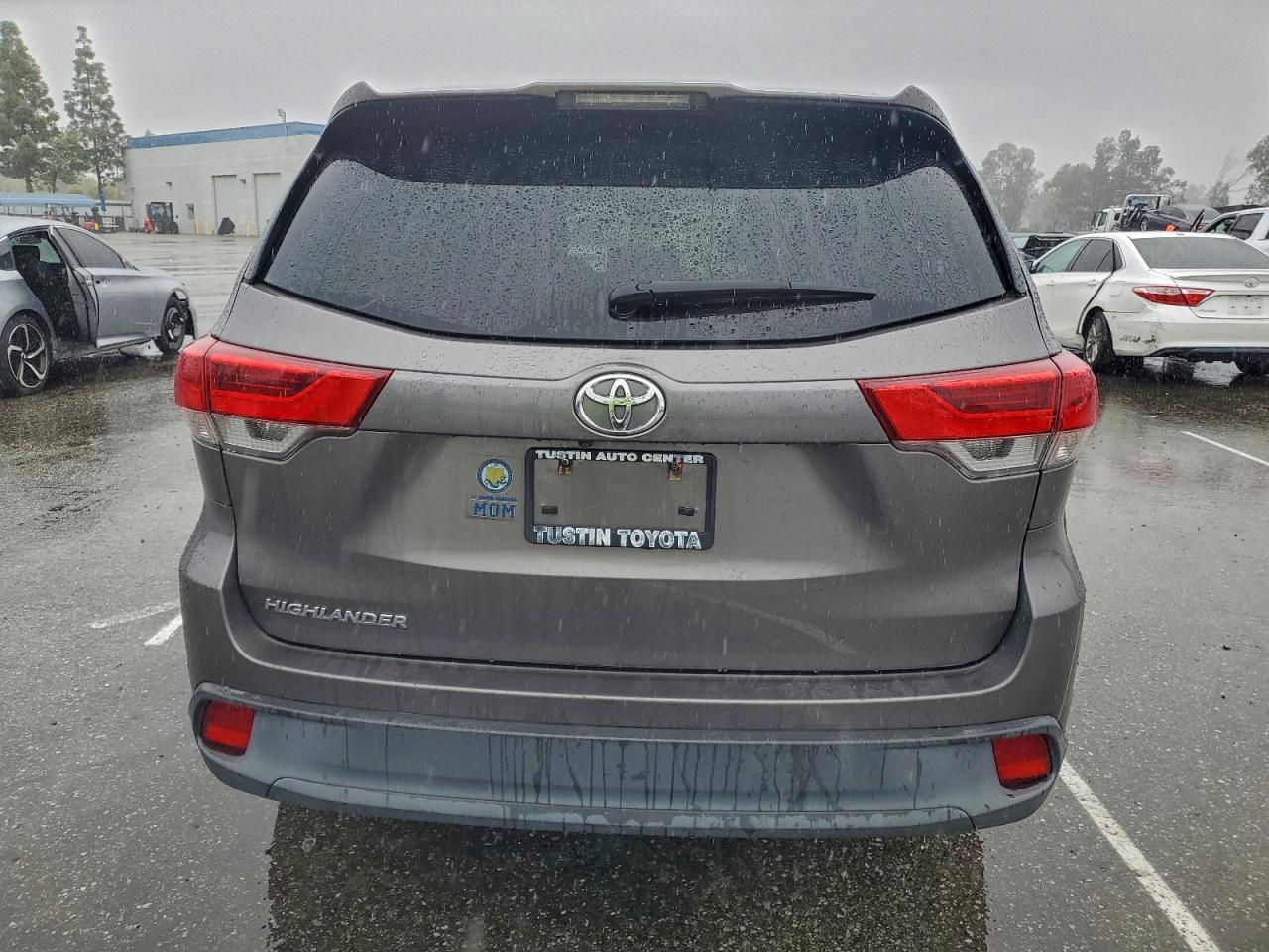 2017 TOYOTA HIGHLANDER LE photo 11