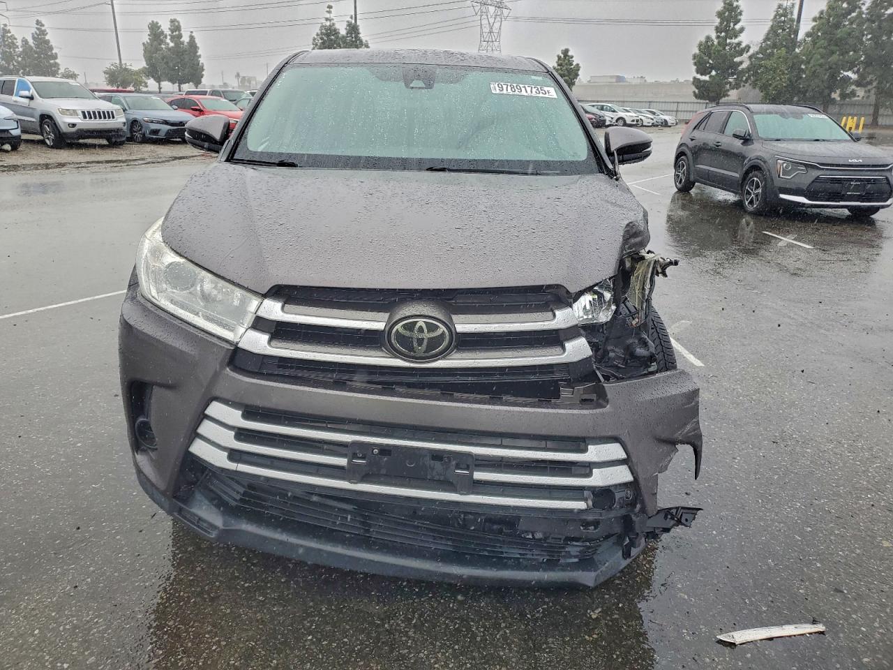 2017 TOYOTA HIGHLANDER LE photo 9