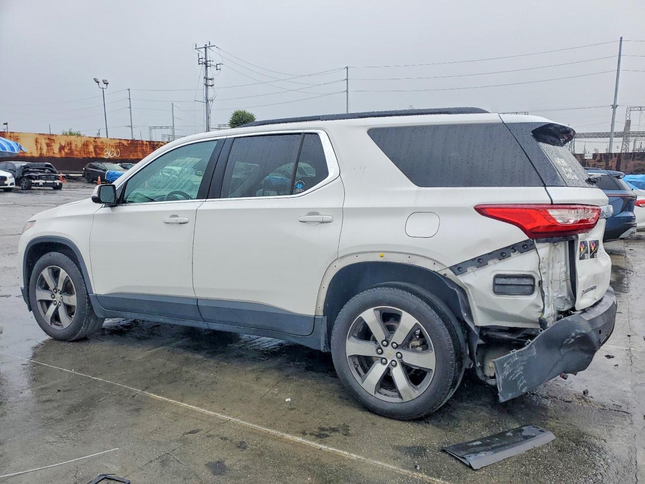 2020 CHEVROLET TRAVERSE LT photo 2