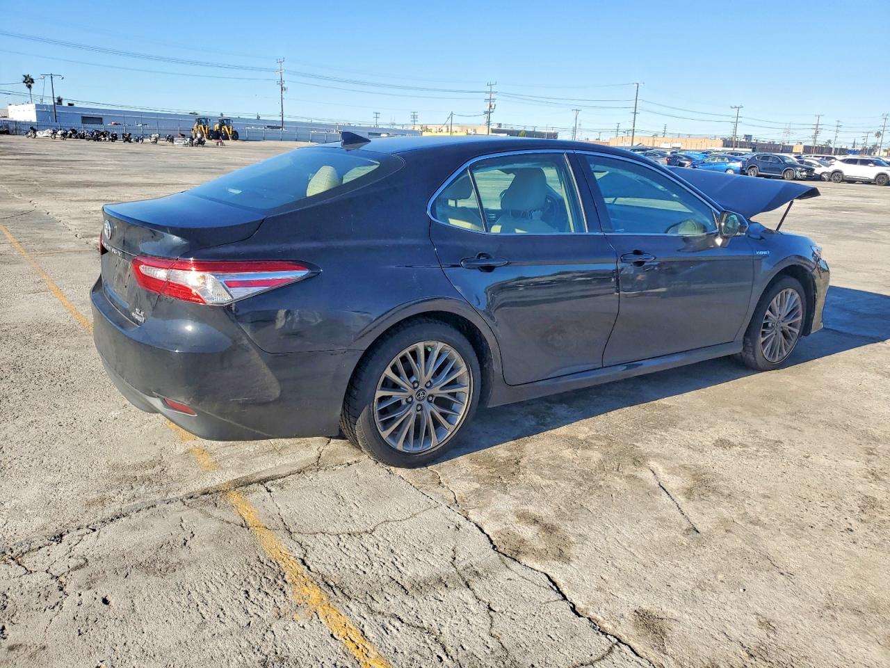 2019 TOYOTA CAMRY HYBRID photo 3