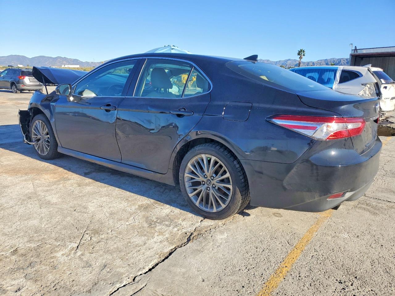 2019 TOYOTA CAMRY HYBRID photo 2