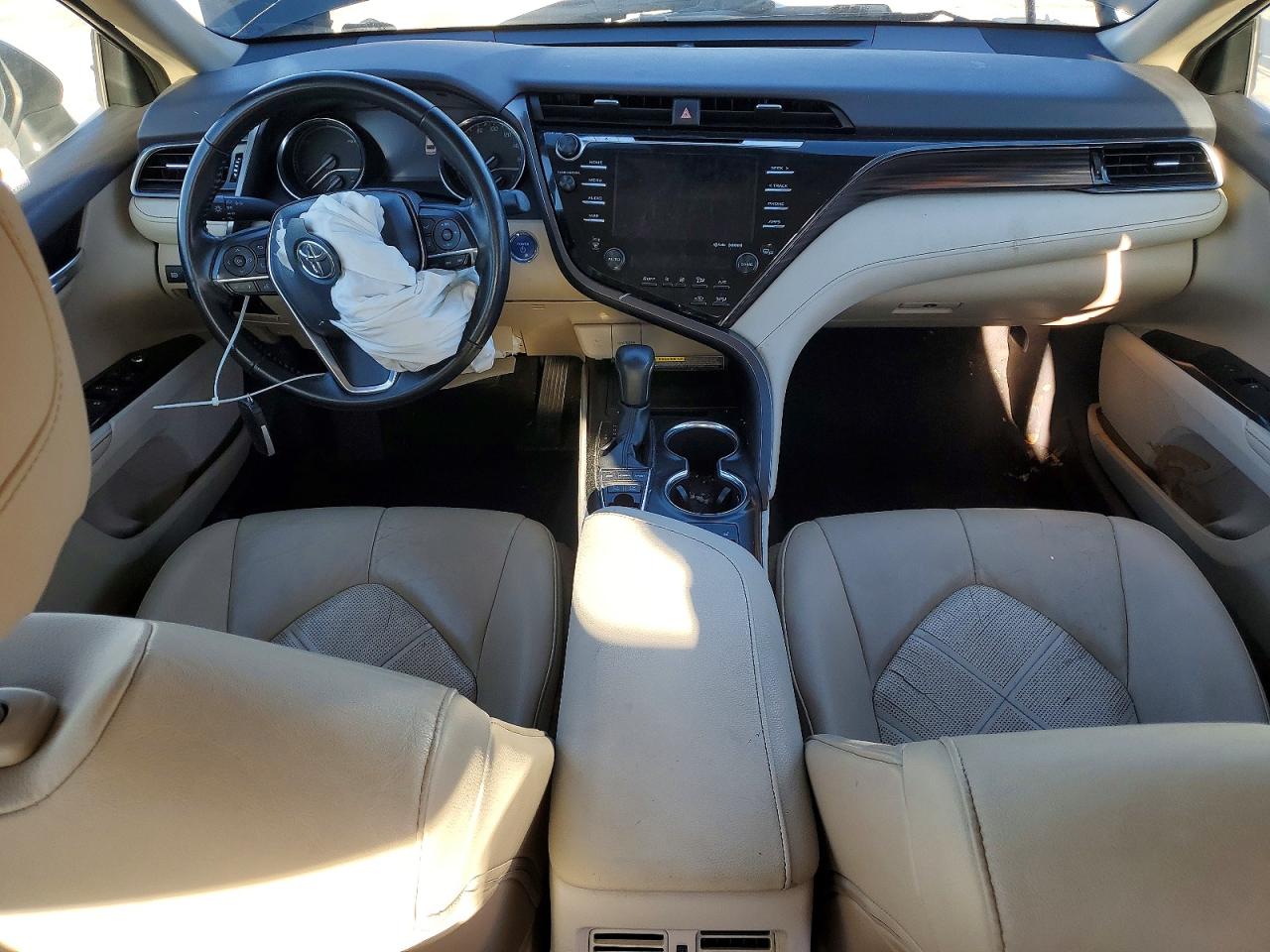 2019 TOYOTA CAMRY HYBRID photo 8