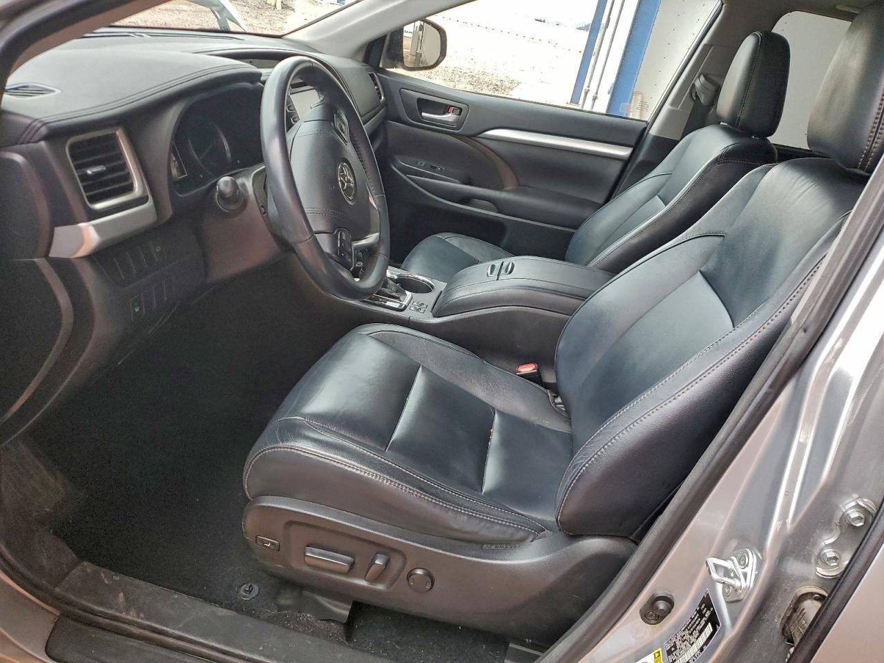 2016 TOYOTA HIGHLANDER XLE photo 13