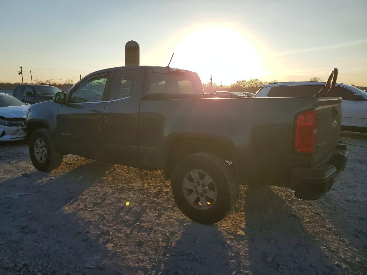 2019 CHEVROLET COLORADO photo 2