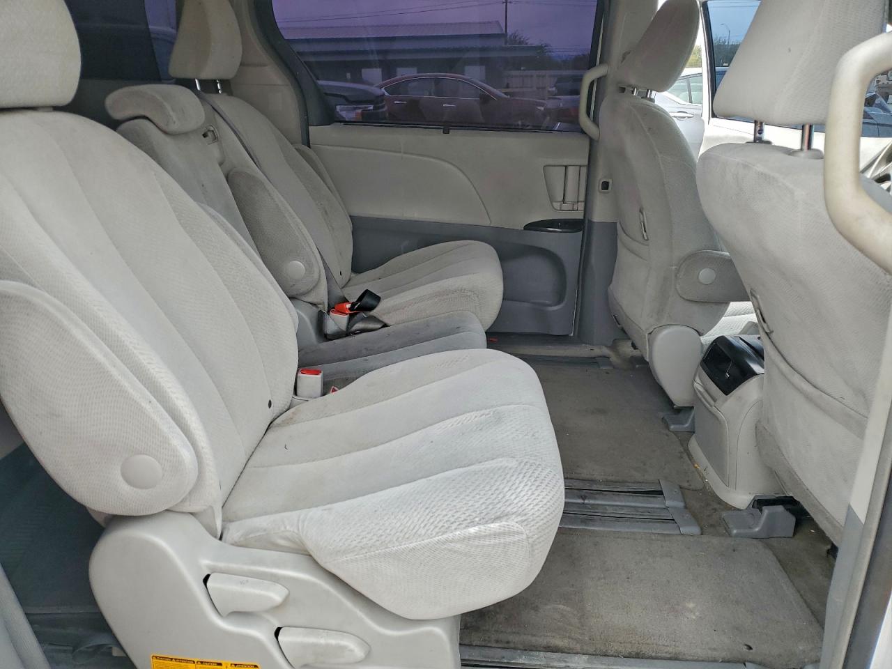2013 TOYOTA SIENNA LE photo 21