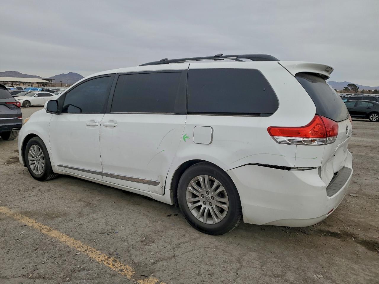 2013 TOYOTA SIENNA LE photo 3