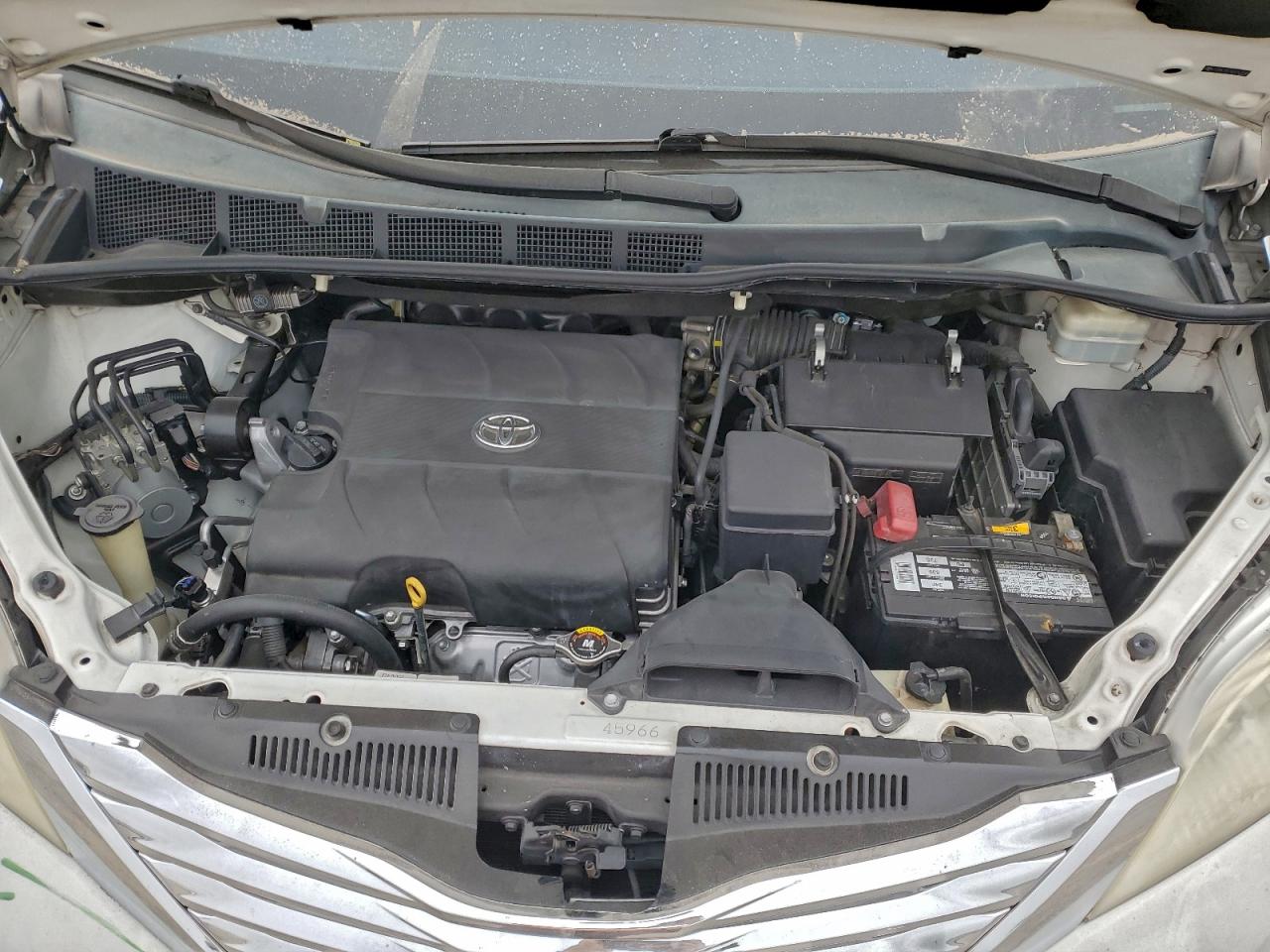 2013 TOYOTA SIENNA LE photo 23
