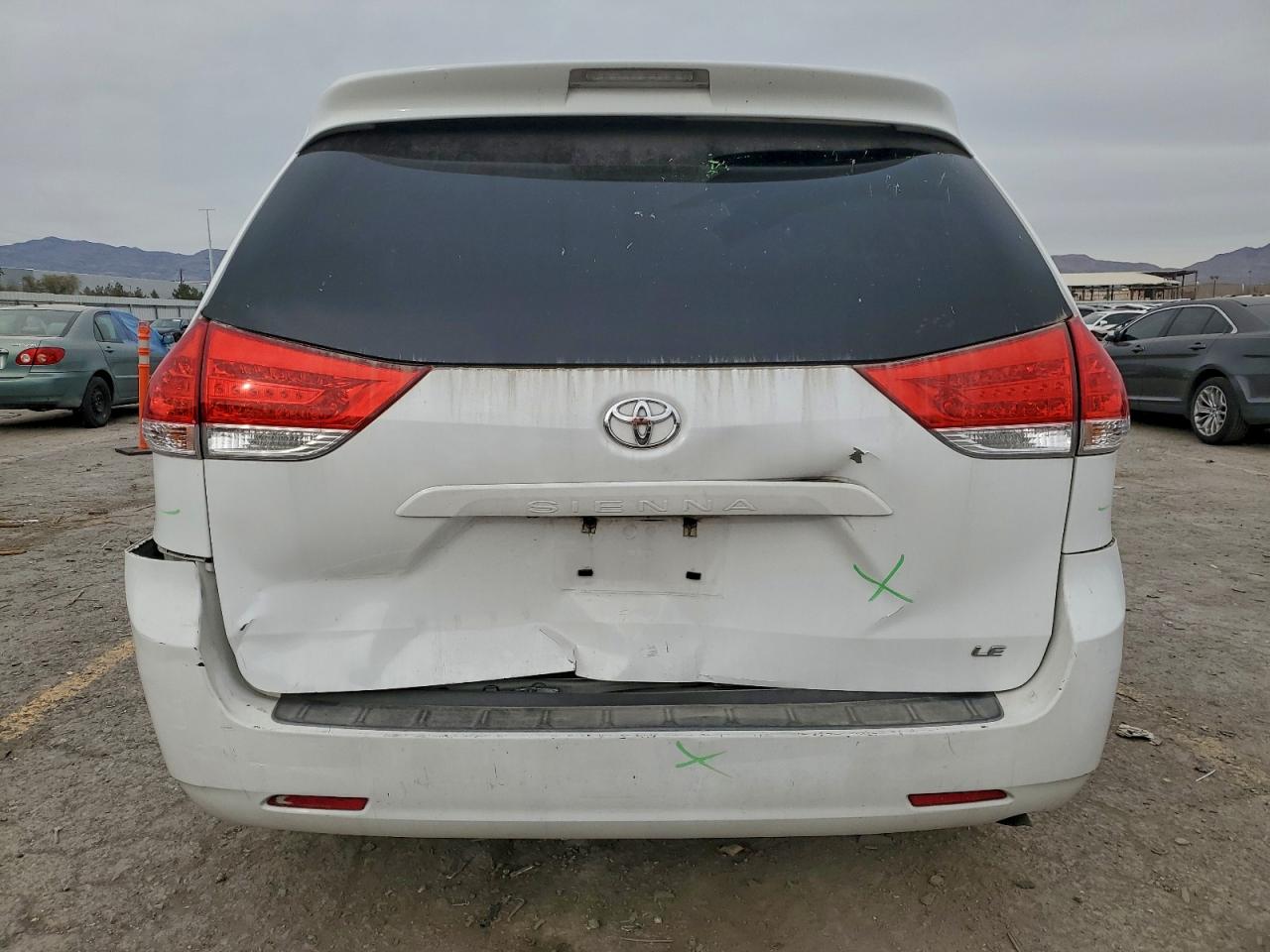 2013 TOYOTA SIENNA LE photo 11