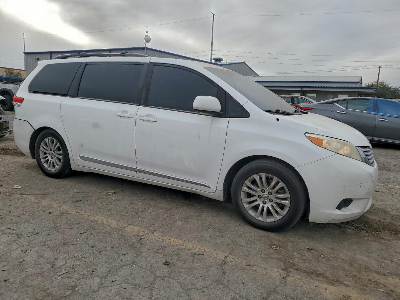 2013 TOYOTA SIENNA LE photo 7