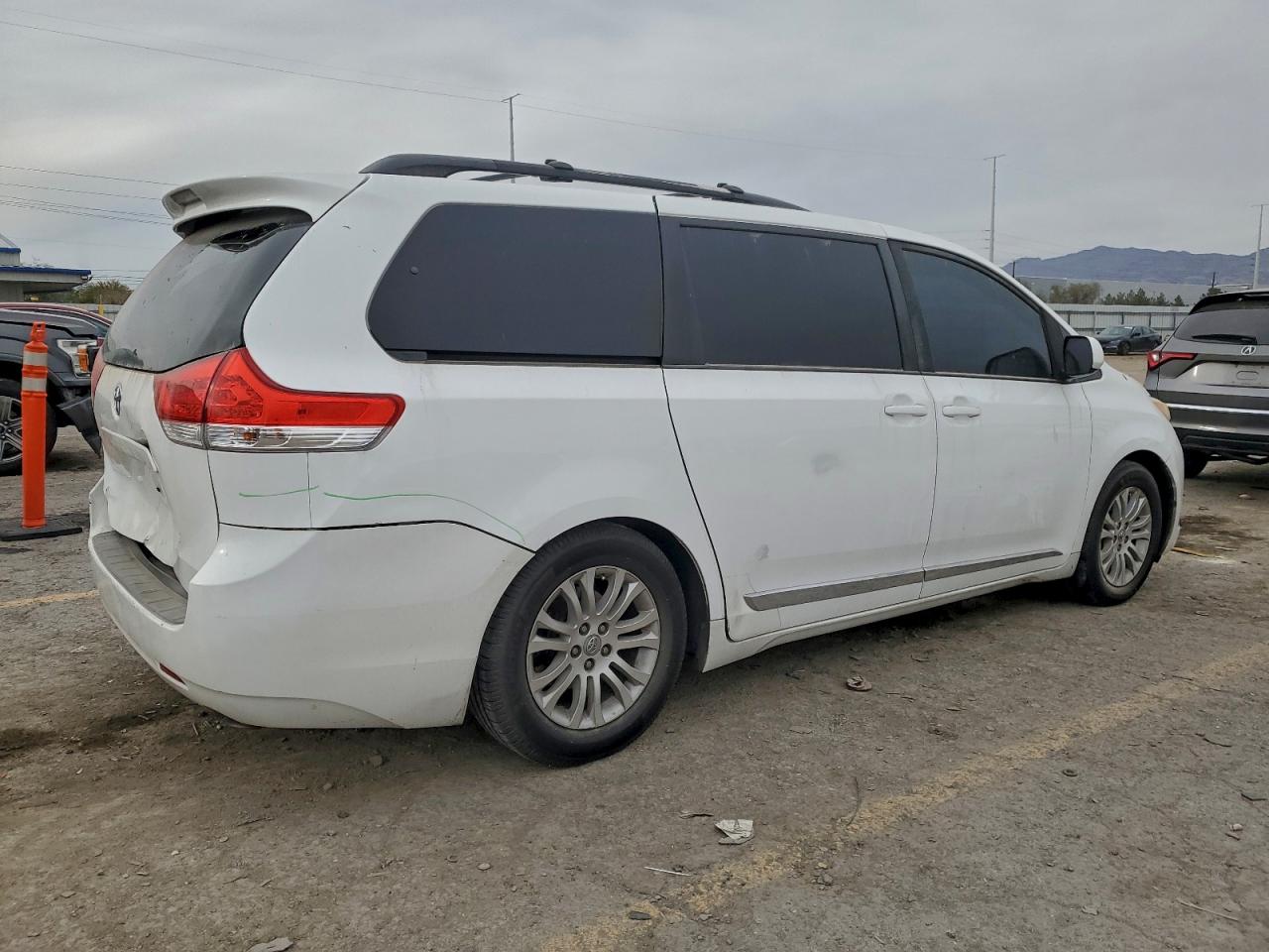2013 TOYOTA SIENNA LE photo 5
