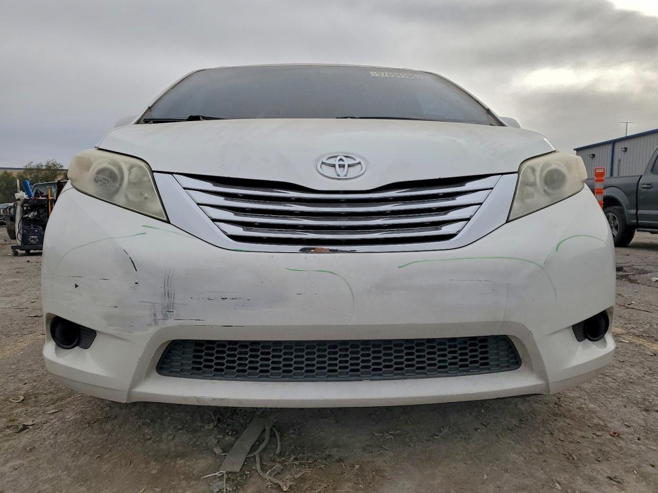2013 TOYOTA SIENNA LE photo 9