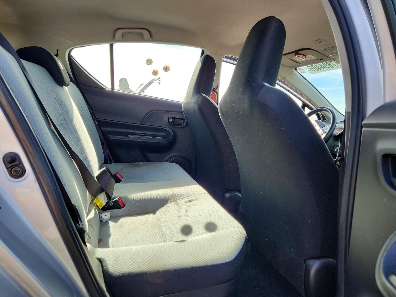 2016 TOYOTA PRIUS C photo 19