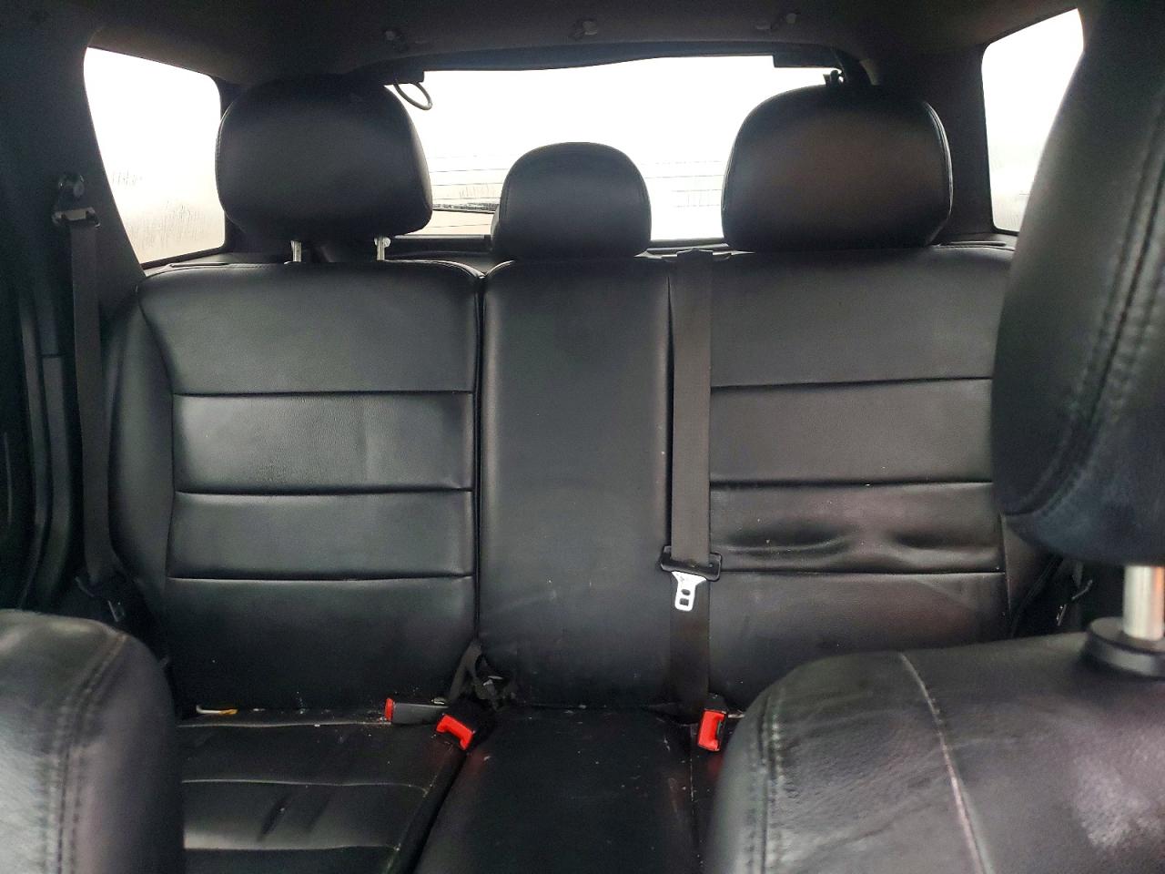 2010 FORD ESCAPE XLT photo 28