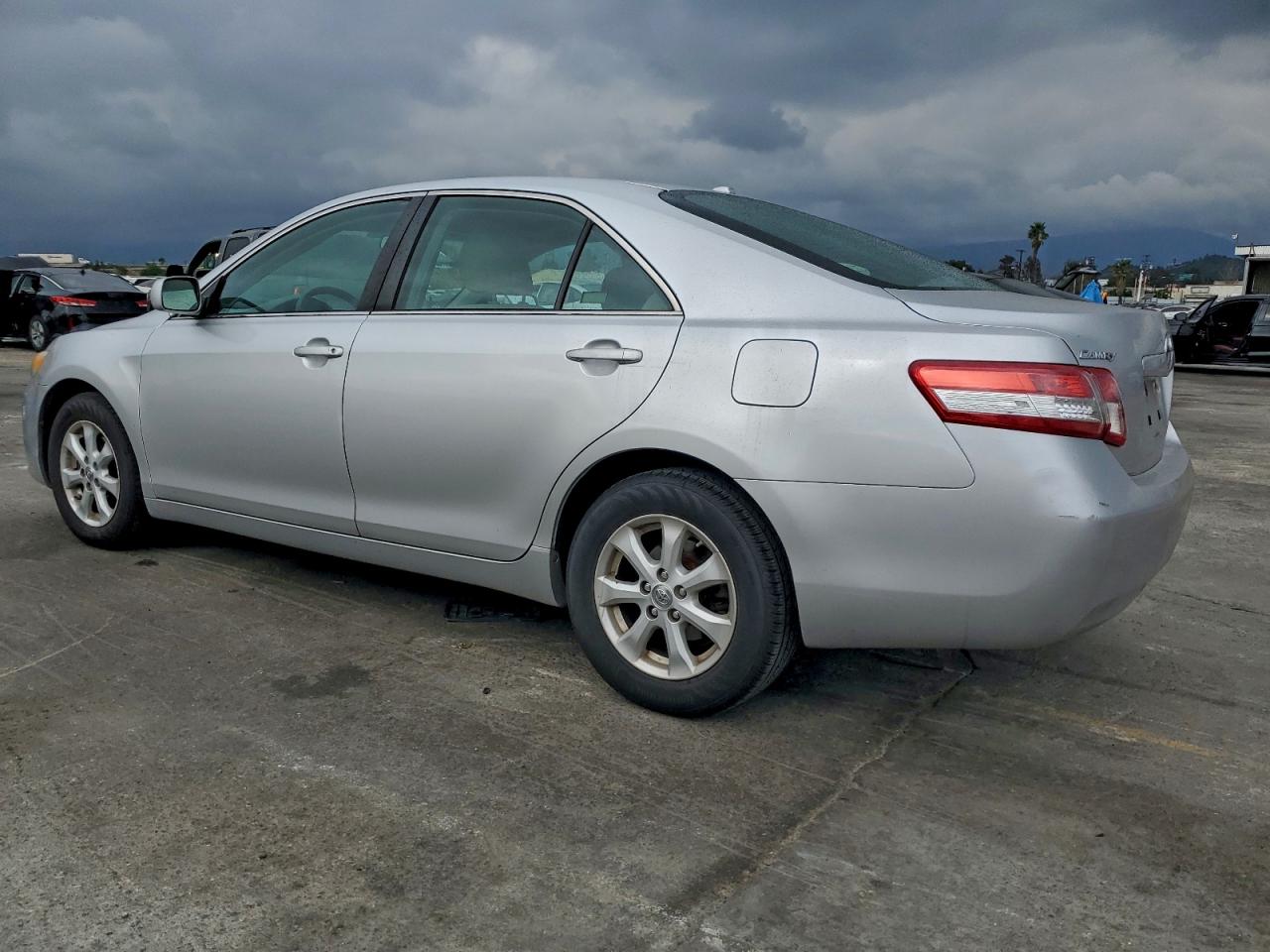 2011 TOYOTA CAMRY BASE photo 3
