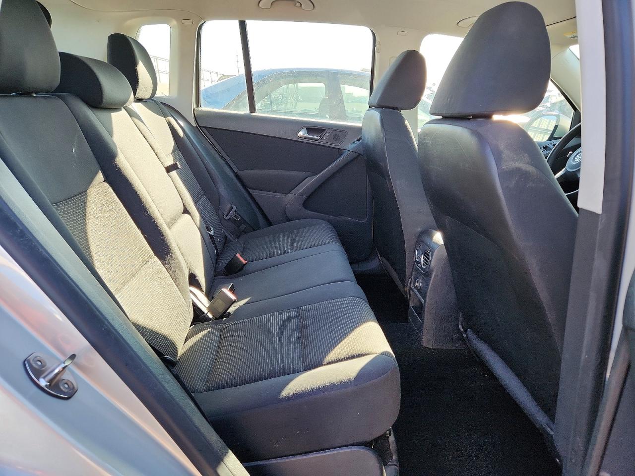 2012 VOLKSWAGEN TIGUAN S photo 11