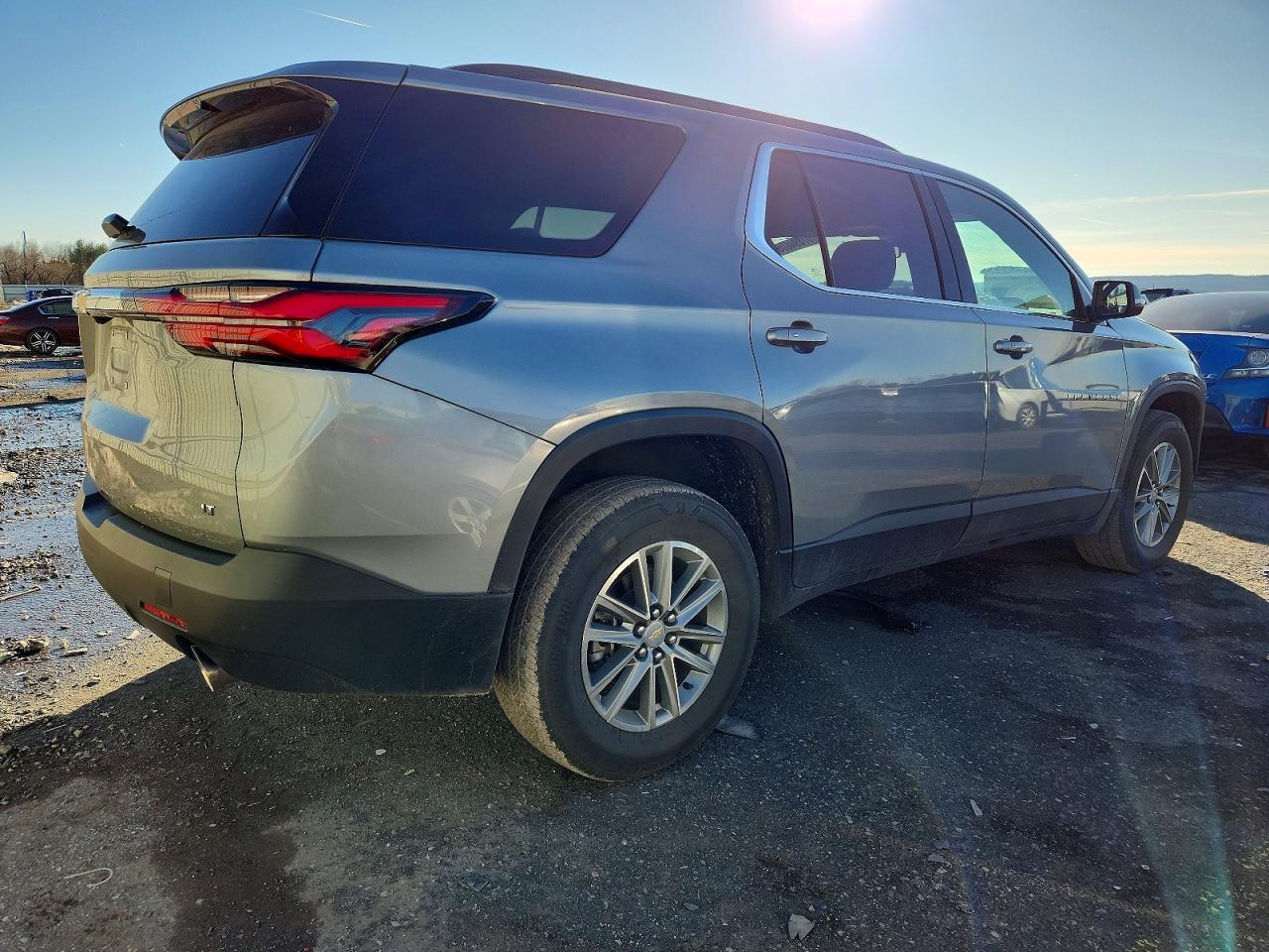 2023 CHEVROLET TRAVERSE LT photo 3