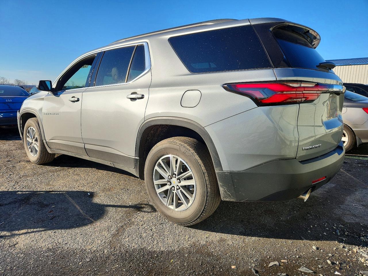 2023 CHEVROLET TRAVERSE LT photo 2