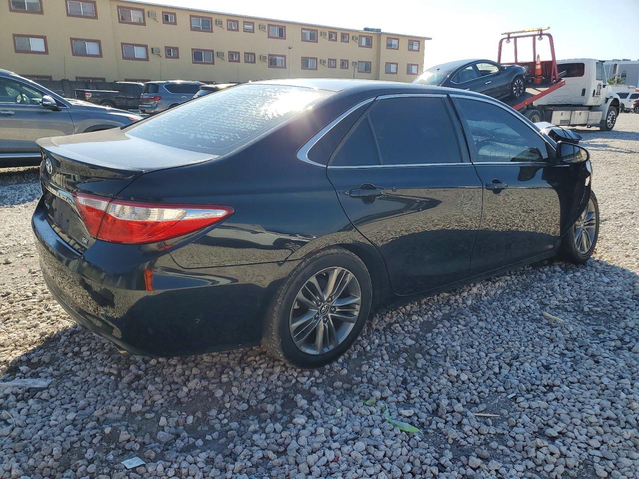 2017 TOYOTA CAMRY LE photo 3