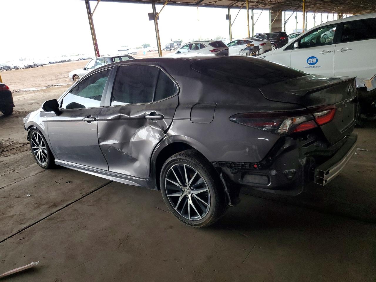 2022 TOYOTA CAMRY SE photo 2