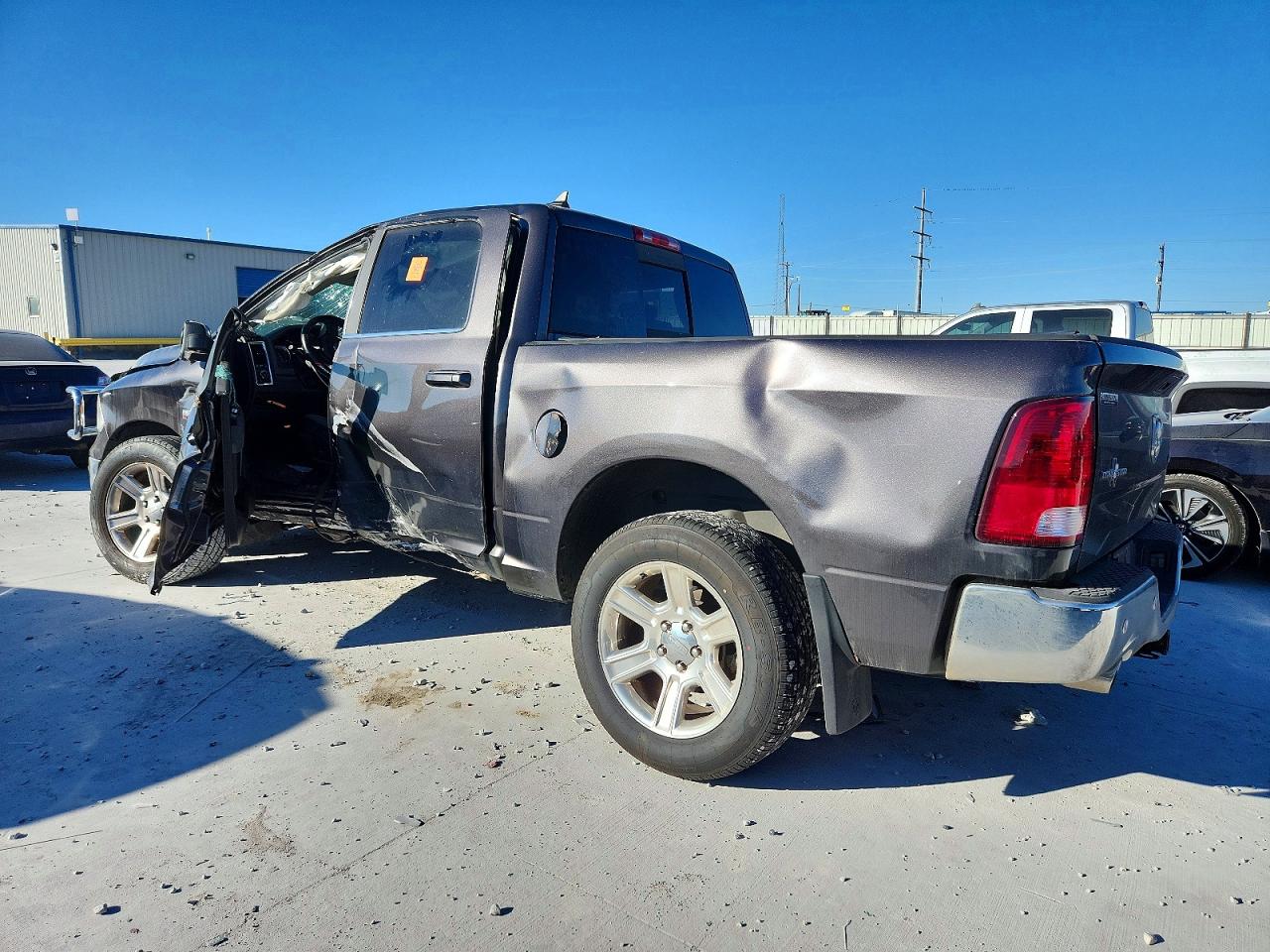 2019 RAM 1500 CLASSIC SLT photo 3
