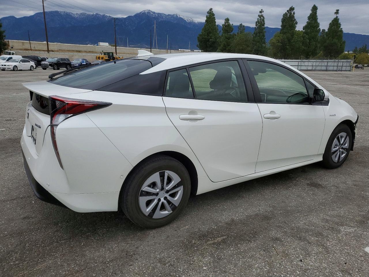 2018 TOYOTA PRIUS photo 5