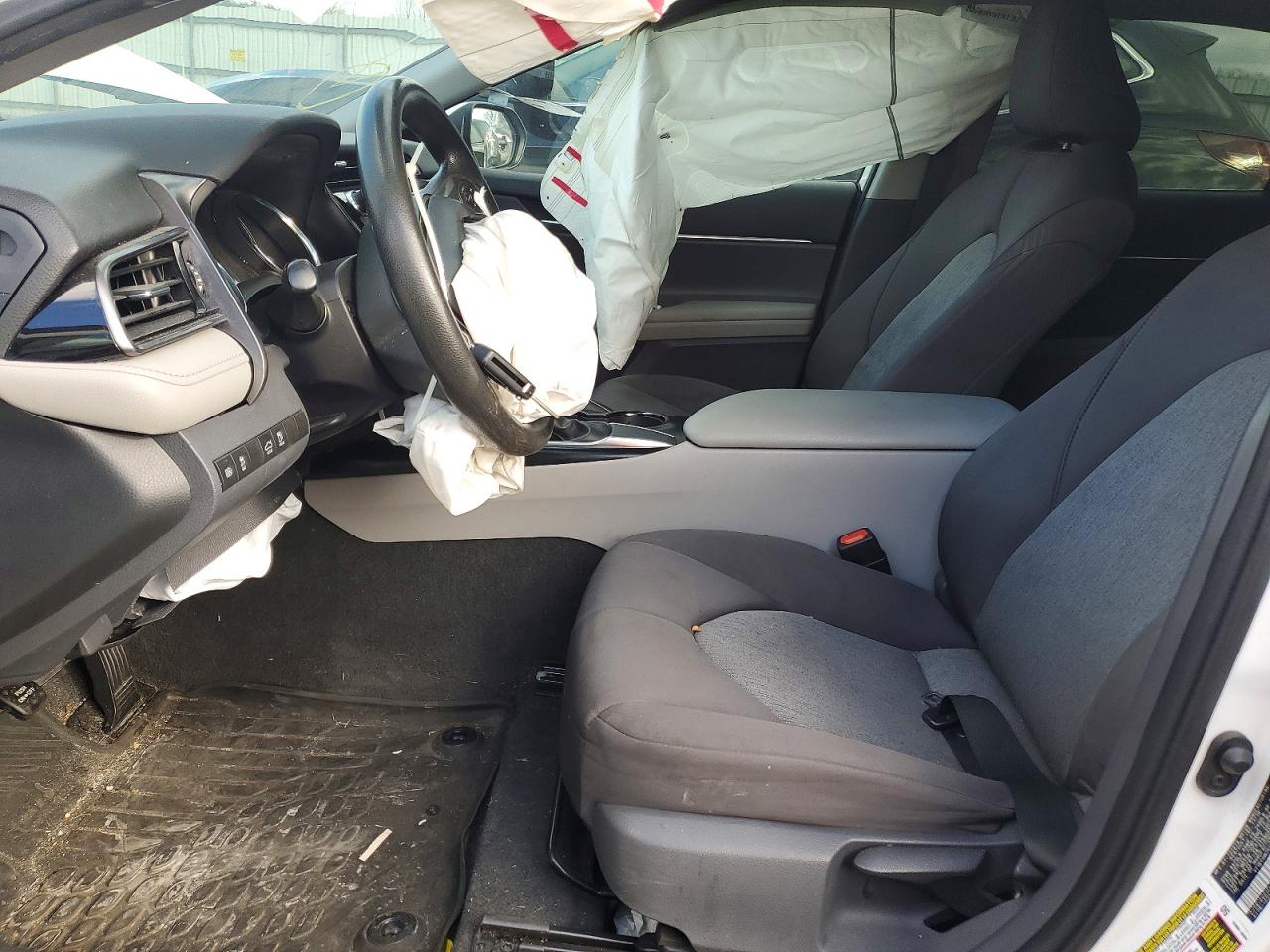 2019 TOYOTA CAMRY L photo 19