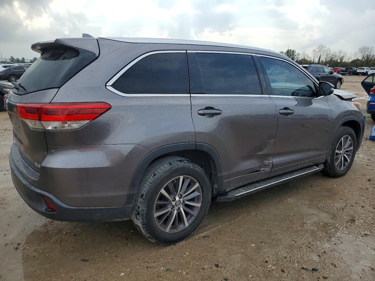 2018 TOYOTA HIGHLANDER photo 3