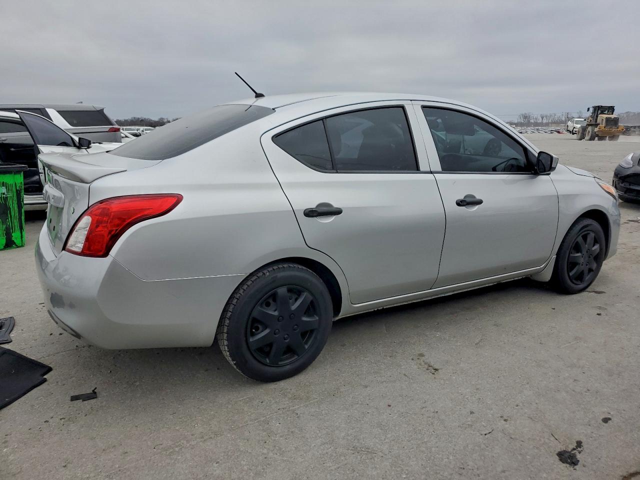 2018 NISSAN VERSA S photo 3