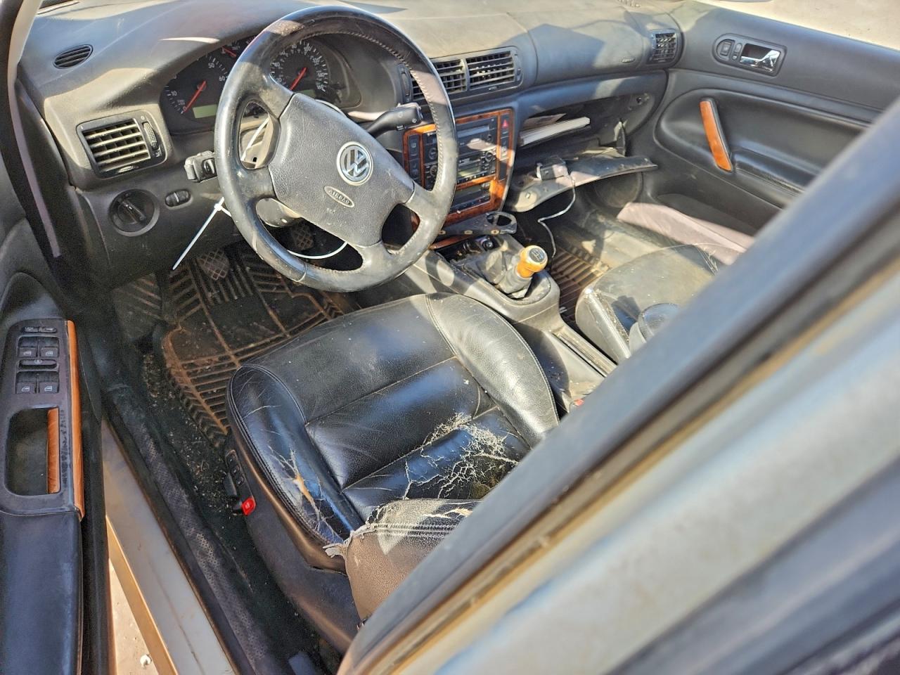 2002 VOLKSWAGEN PASSAT GLX photo 8
