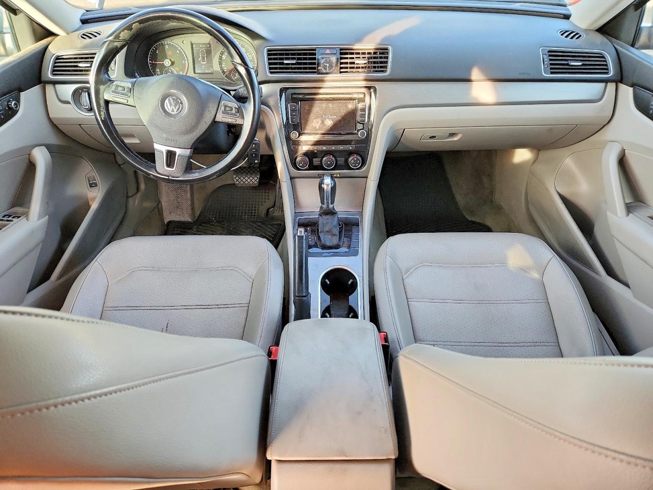 2014 VOLKSWAGEN PASSAT SE photo 8