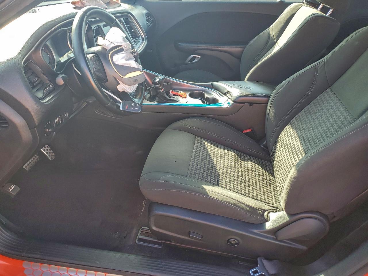 2016 DODGE CHALLENGER SXT photo 19