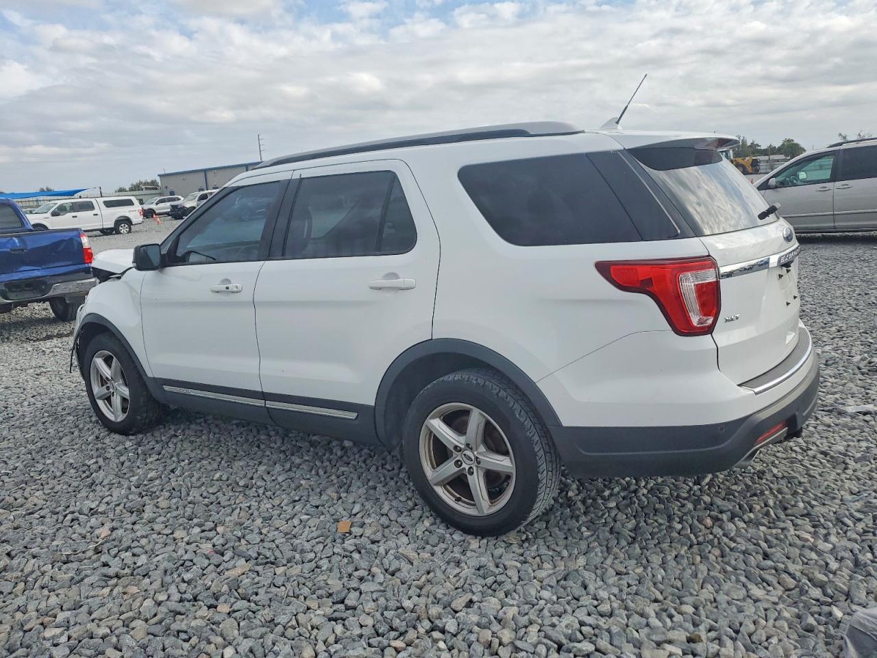 2018 FORD EXPLORER XLT photo 2