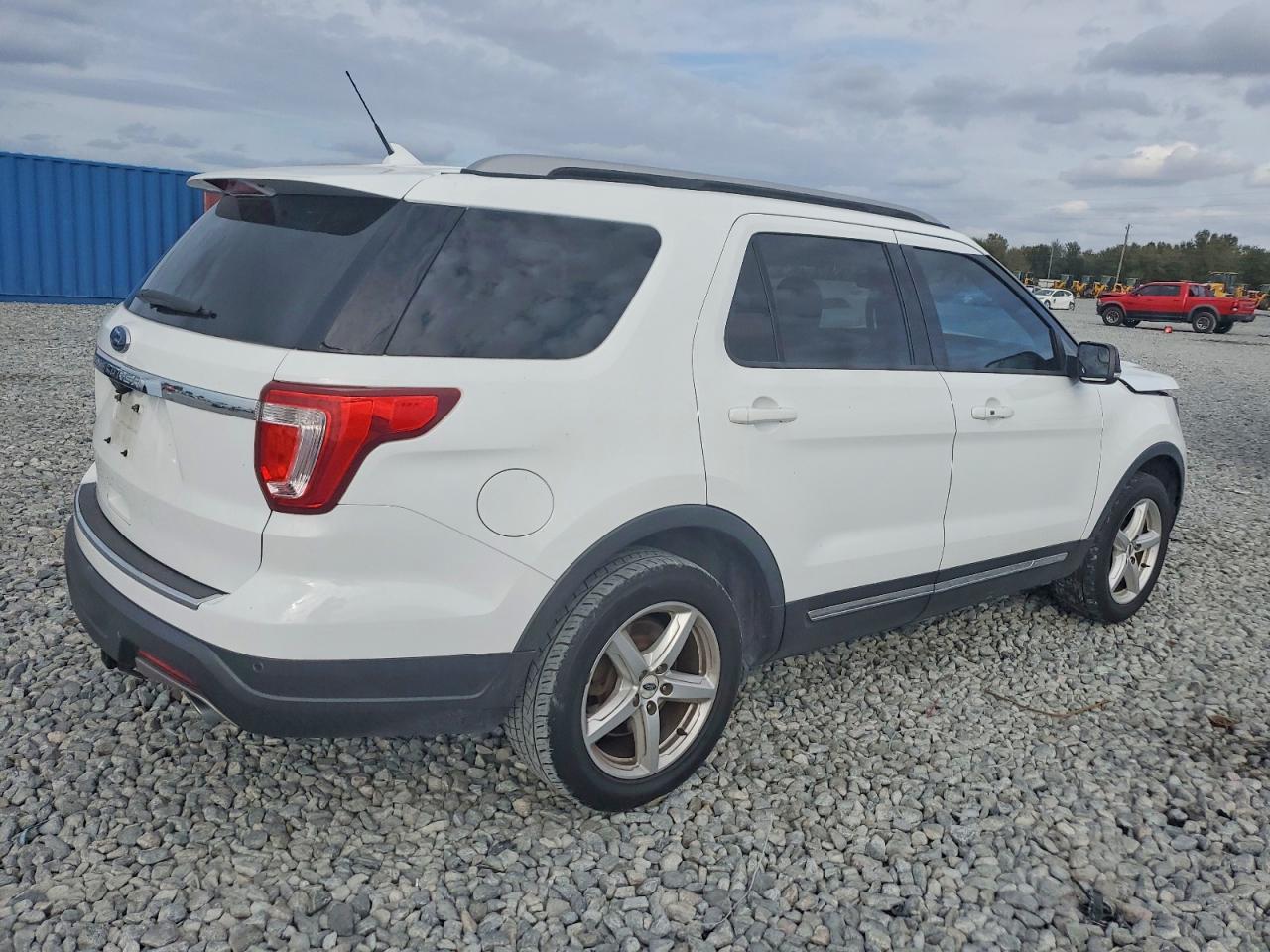 2018 FORD EXPLORER XLT photo 3