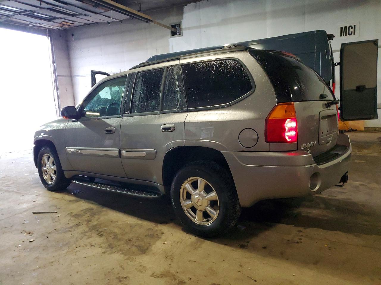 2005 GMC ENVOY photo 2
