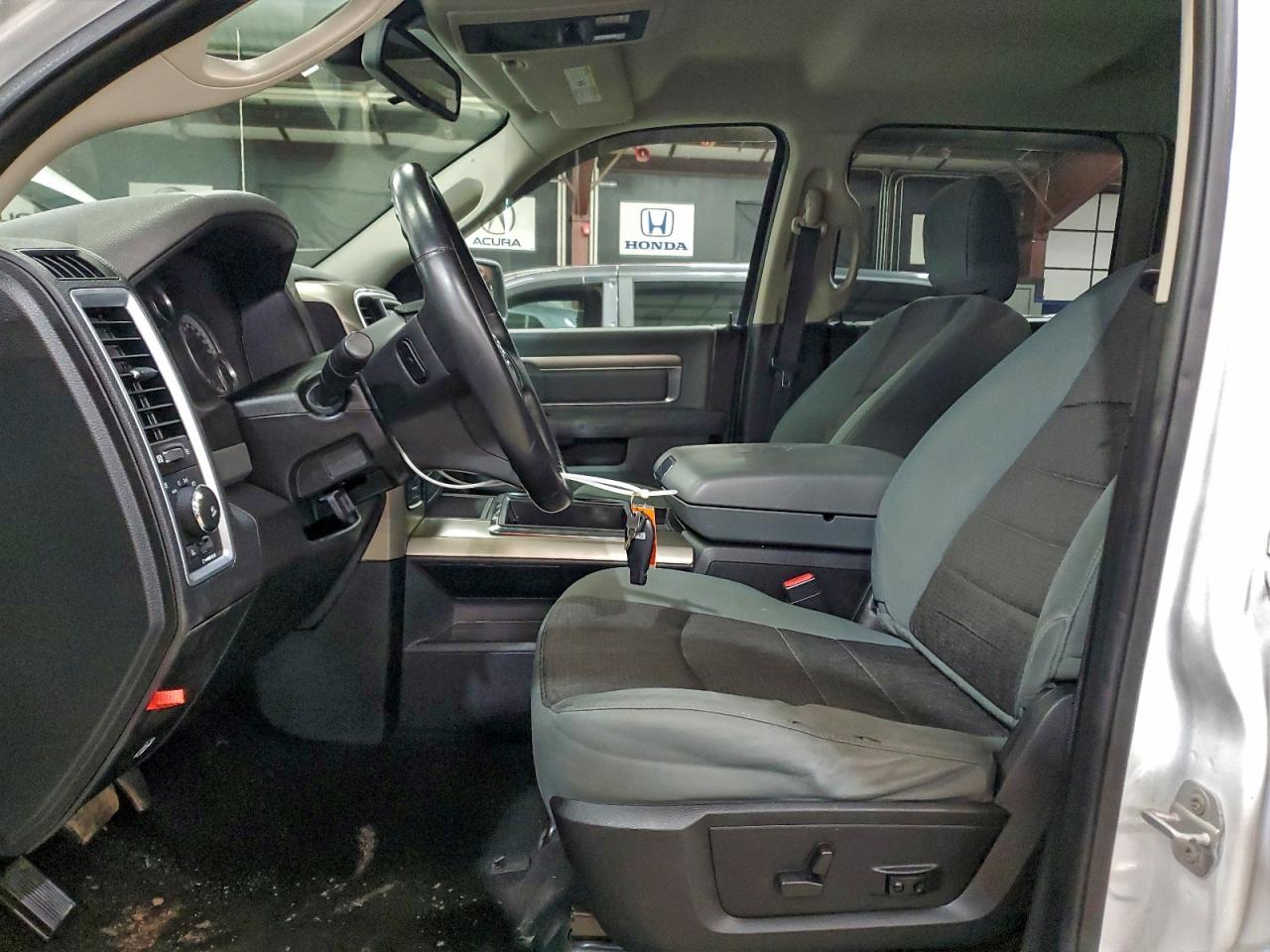 2013 RAM 1500 SLT photo 25