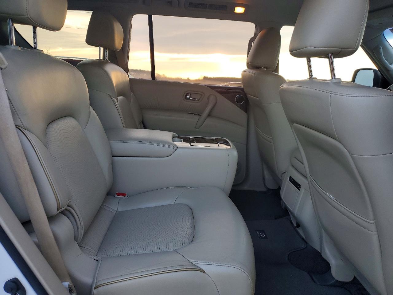 2017 INFINITI QX80 BASE photo 31