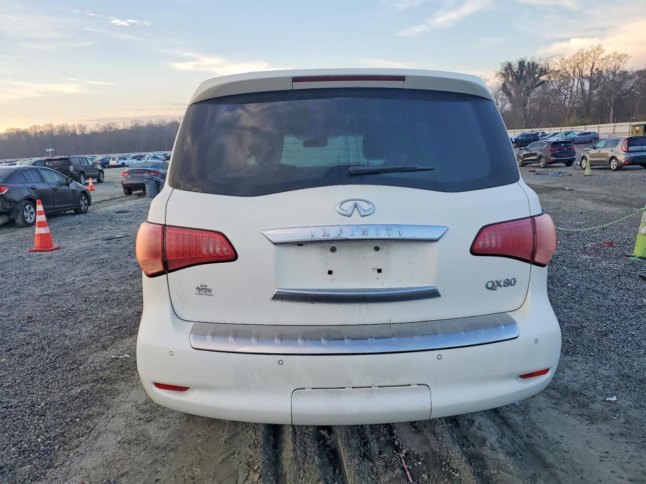 2017 INFINITI QX80 BASE photo 16