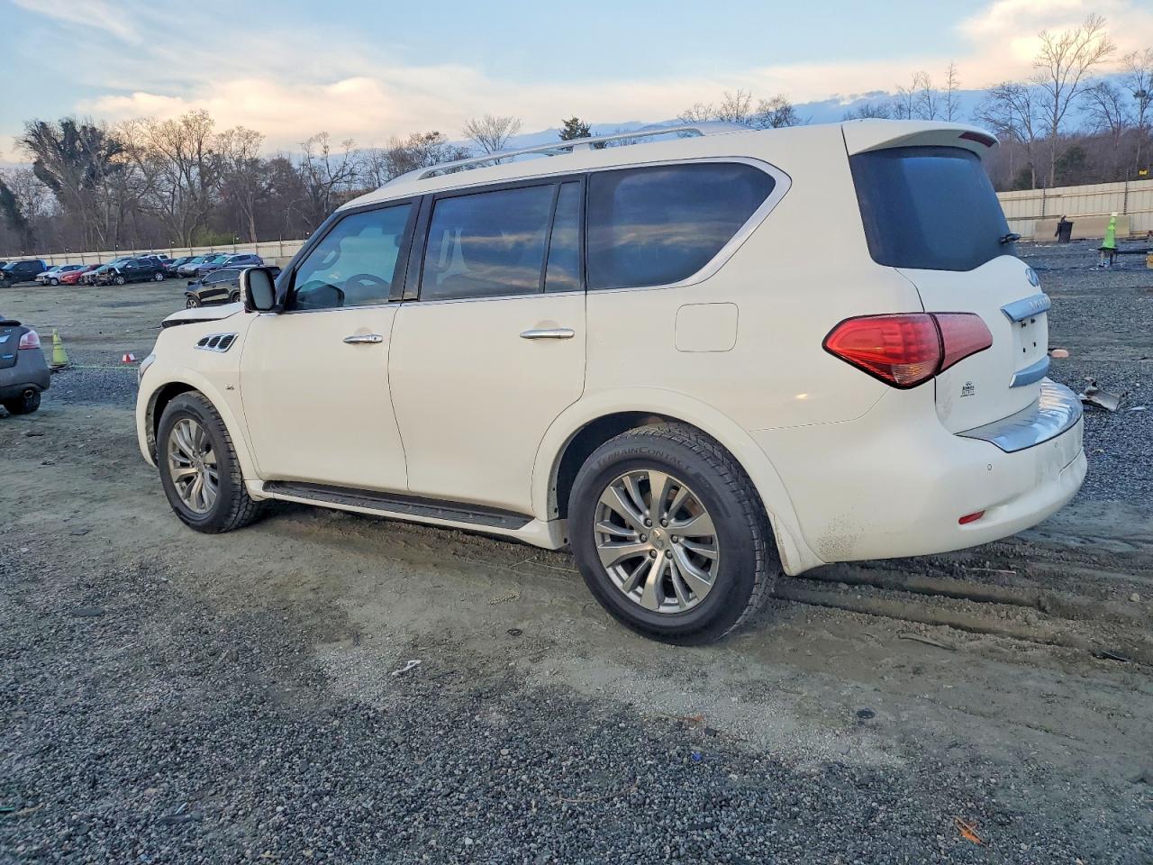 2017 INFINITI QX80 BASE photo 4